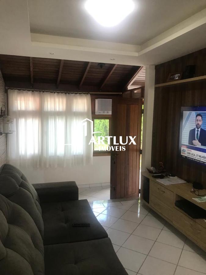 Casa à venda com 3 quartos, 100m² - Foto 1