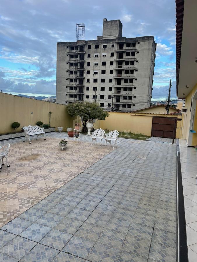 Casa à venda com 3 quartos, 220m² - Foto 3