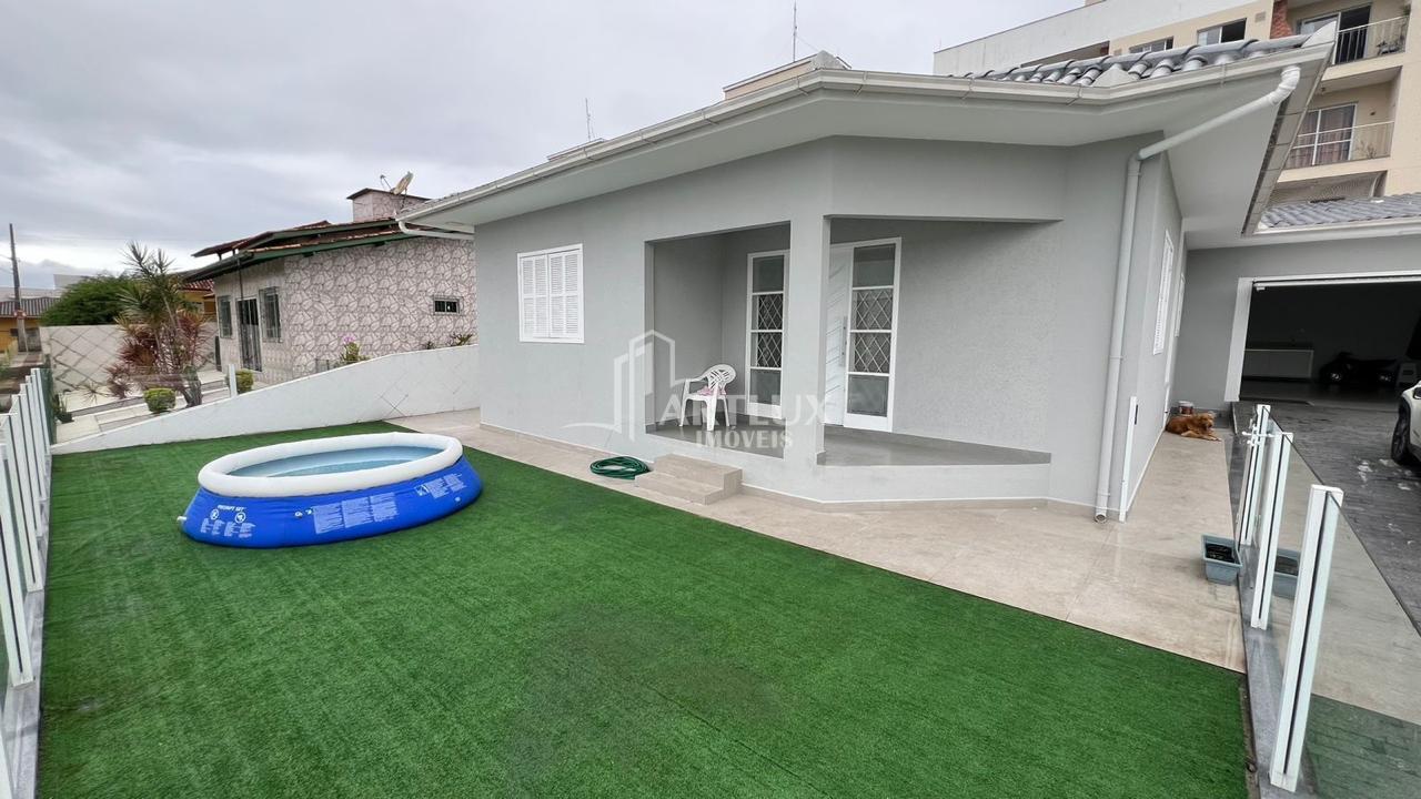 Casa à venda com 3 quartos, 200m² - Foto 1