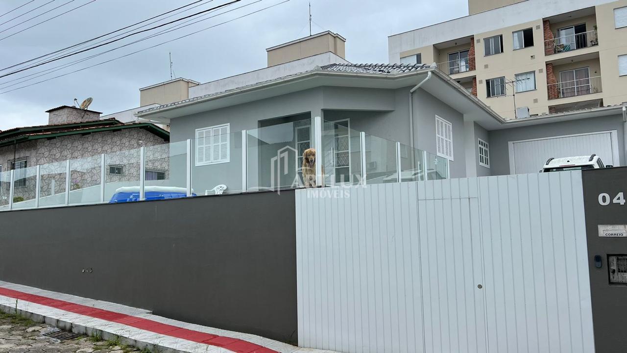 Casa à venda com 3 quartos, 200m² - Foto 2